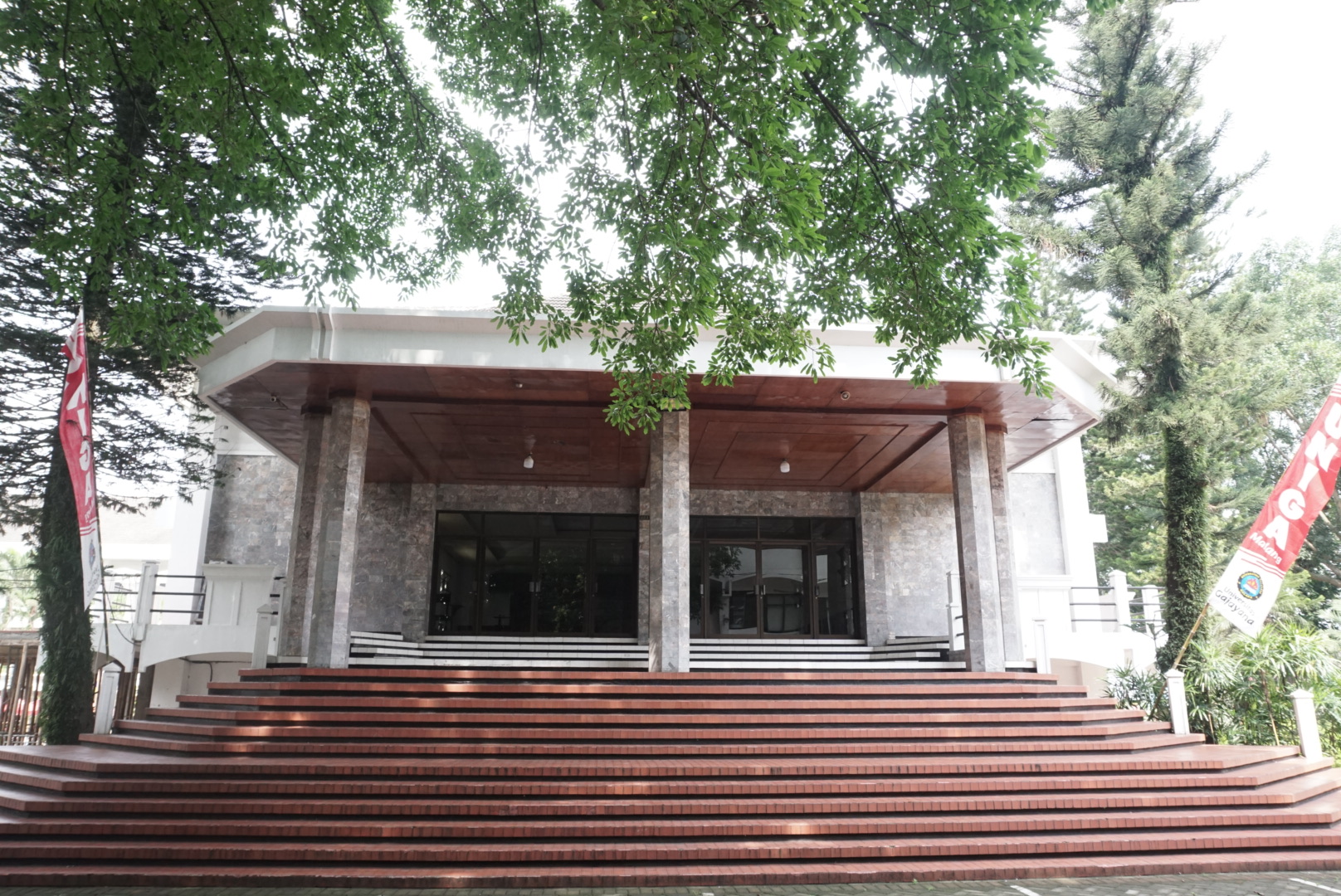 Suasana akademik UNIGA Malang